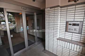 エントランスはオートロック付きです。