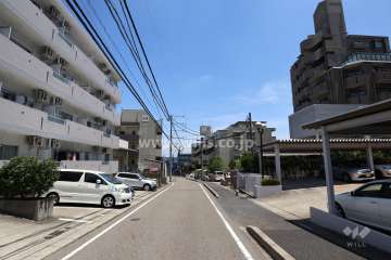 敷地北側の前面道路（西側から）