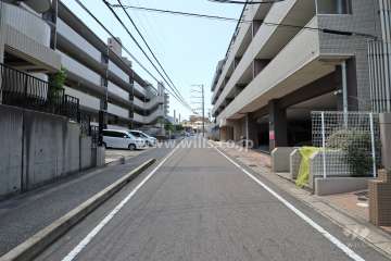 敷地南側の前面道路（東側から）