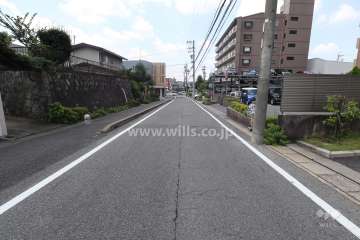 敷地南側の前面道路（東側から）