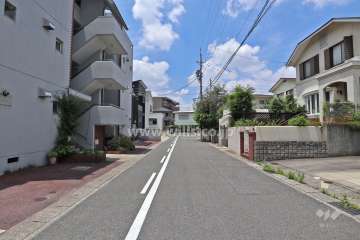 敷地北側の前面道路（東側から）