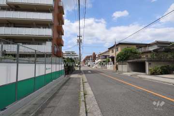 敷地東側の前面道路（南側から）
