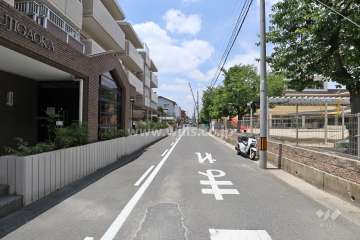 敷地北側の前面道路（東側から）