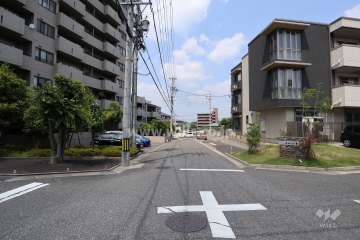 敷地南東側の前面道路（南西側から）