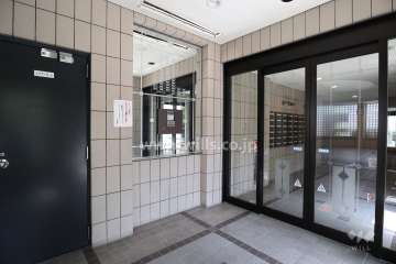 エントランスはオートロック付きです。