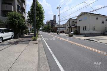 敷地西側の前面道路（北側から）