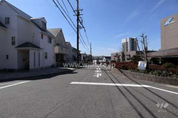 敷地の南東側前面道路（北東側から）
