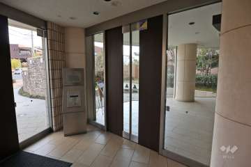 エントランスはオートロック付きです。