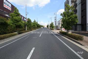 敷地北側の前面道路（西側から）