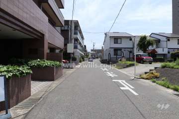 敷地西側の前面道路（北側から）