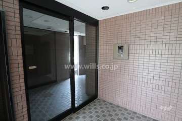 エントランスはオートロック付きです。