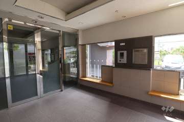 エントランスはオートロック付きです。