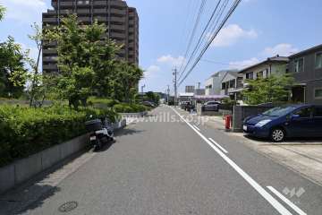 敷地北側の前面道路（東側から）