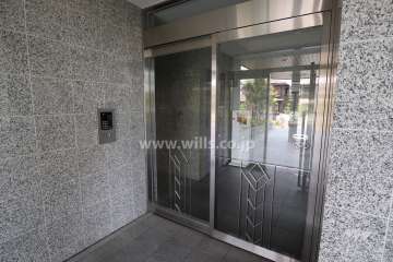 エントランスはオートロック付きです。