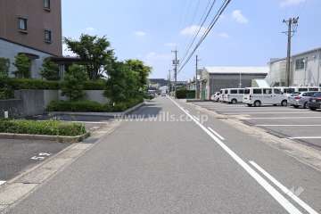 敷地北側の前面道路（東側から）