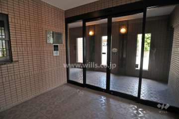 エントランスはオートロック付きです。