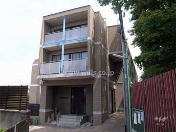 アービング豊中岡町の外観（南側から）　敷地の東側は大石塚古墳に面しています。