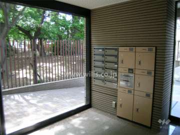 エントランスホール。大きな窓からは大石塚古墳の緑が見えます。