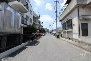 敷地北側の前面道路（東側から）