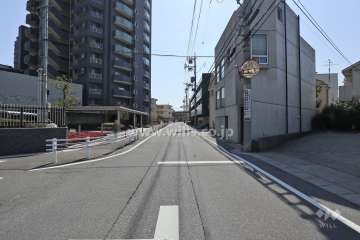 敷地西側の前面道路（北側から）