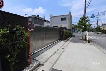 駐車場出入り口（ゲート付き）