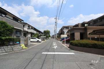 敷地北側の前面道路（東側から）