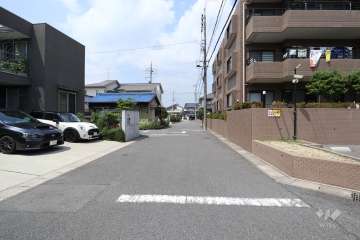 敷地西側の前面道路（南側から）