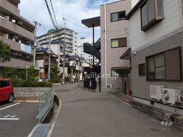 周辺は一戸建てとマンションが混在する住宅地です。地勢はほぼ平坦。