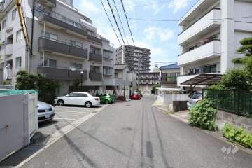 敷地東側の前面道路（南側から）