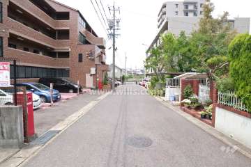 敷地北側の前面道路（東側から）