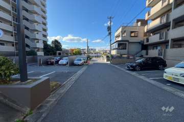 敷地北側の前面道路(東側から)