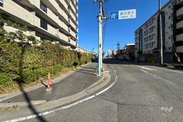 敷地南側の前面道路(西側から)