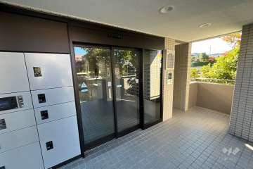 エントランスはオートロック付きです。