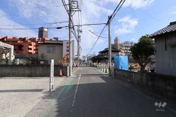 敷地南西側の前面道路（北西側から）
