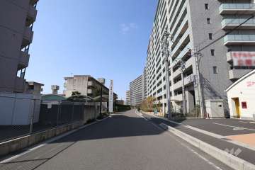 敷地南西側の前面道路（南東側から)