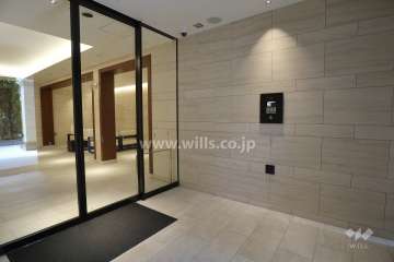 エントランスはオートロック付きです。