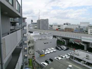 敷地の西側には阪神高速池田線が走っています。