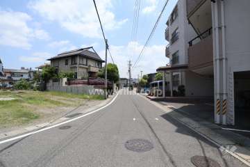 敷地北東側の前面道路（北西側から）