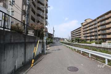 敷地北側の前面道路（東側から）