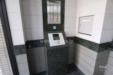 エントランスはオートロック付きです。