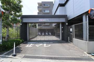 駐車場出入り口（リングシャッター付き）