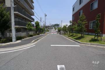 敷地東側の前面道路（南側から）