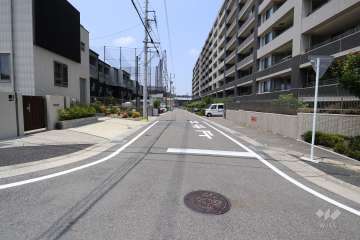 敷地南側の前面道路（東側から）