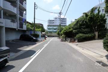 敷地北東側の前面道路（南東側から）