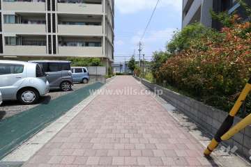 敷地南東側の前面道路（南西側から）