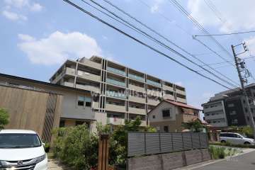 ユニーブル長久手テラスの遠景。周辺は住宅、店舗などが混在する区画の整った住宅地です。