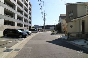 敷地南西側の前面道路（北西側から）