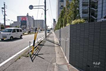 敷地東側の前面道路（県道57号）