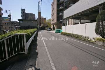 敷地東側の前面道路(北側から)