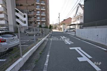 敷地西側の前面道路(北側から)